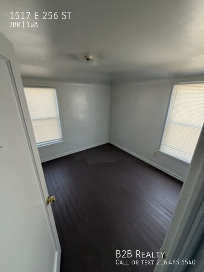 Building Photo - 1517 E 256th St