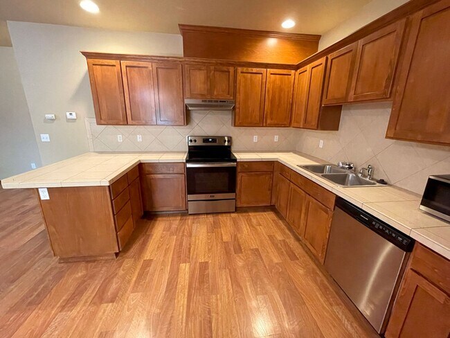 Building Photo - Fantastic Hillsboro Home with Attached Gar...