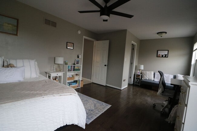 Building Photo - Awesome 4 bedroom duplex located in quite ...