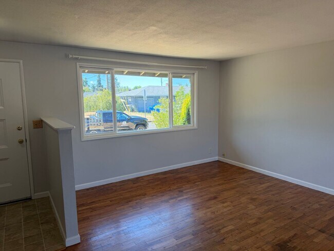 Building Photo - 3-bedroom, 1 bath duplex with garage!