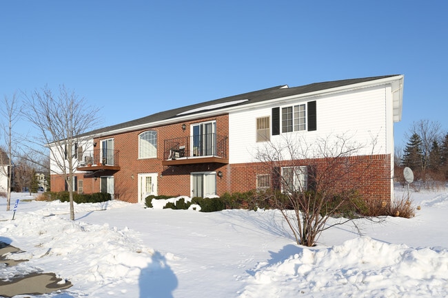 Building Photo - Quaker Estates