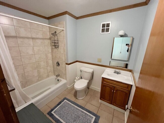 Building Photo - 3 Bedroom Home in South Burlington VT Available 5/1 or anytime in April!