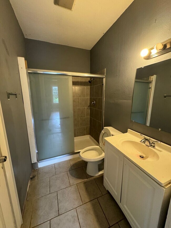 Building Photo - Beautiful Queensborough 3 Bedroom House