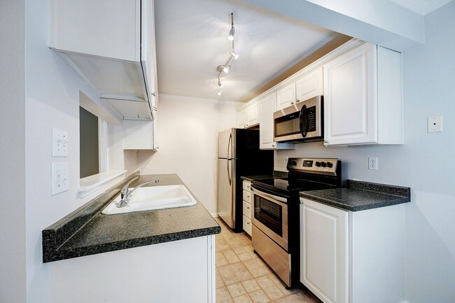 Building Photo - Woodland Hills Two Bed 2 Bath Condo