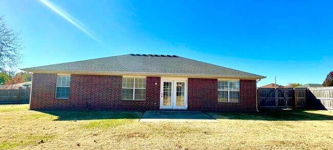 Building Photo - Beautiful 3 Bedroom, 2 Bathroom Home in Ce...