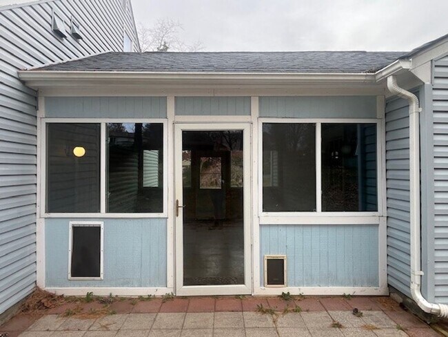 Building Photo - LOVELY CAPE COD WITH 4 BEDS, 2 BATHS AND G...