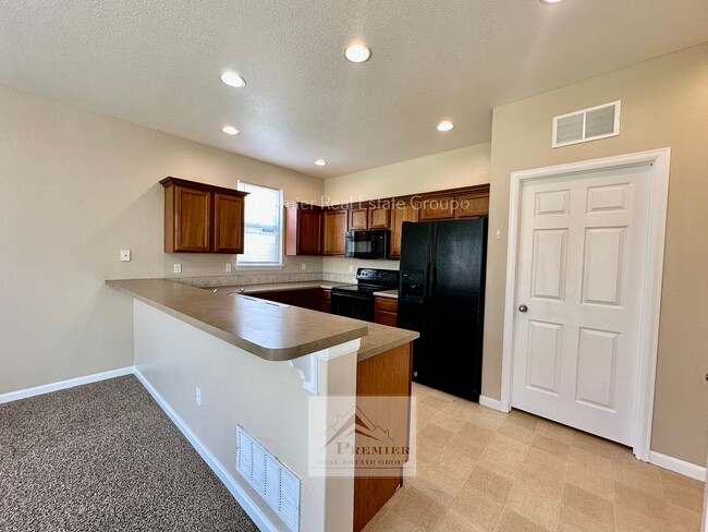 Building Photo - 8486 Meadowcrest Dr