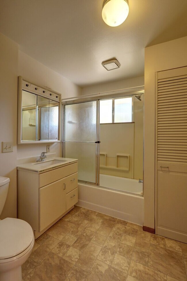 Building Photo - Beautifully Refinished 4BR 2BA Home on Lar...