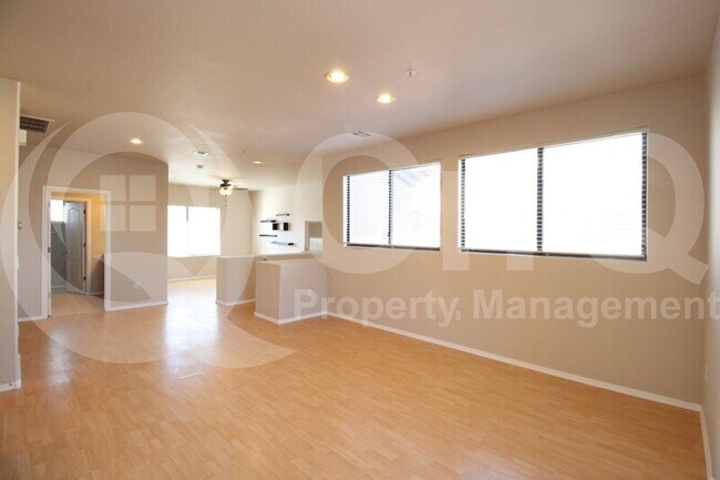 Building Photo - 705 W Queen Creek Rd