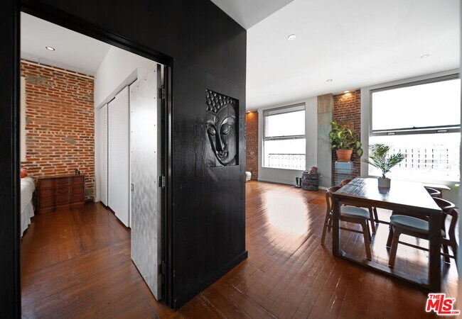 Building Photo - 257 S Spring St
