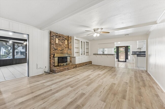Building Photo - 3232 Parkwood Dr