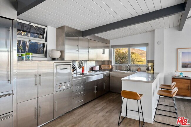 Building Photo - 2690 Hollyridge Dr