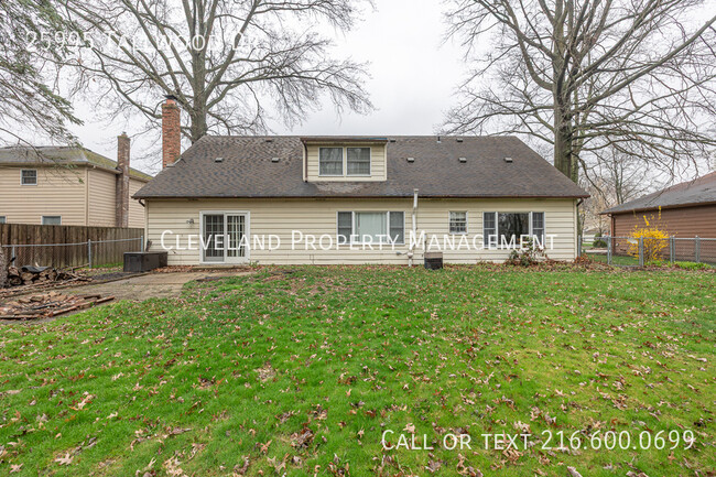 Building Photo - 25995 Tallwood Dr