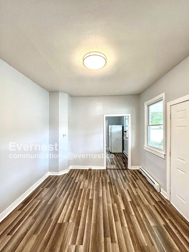 Building Photo - 3 Bed, 1 Bath Home with Modern Comforts / ...