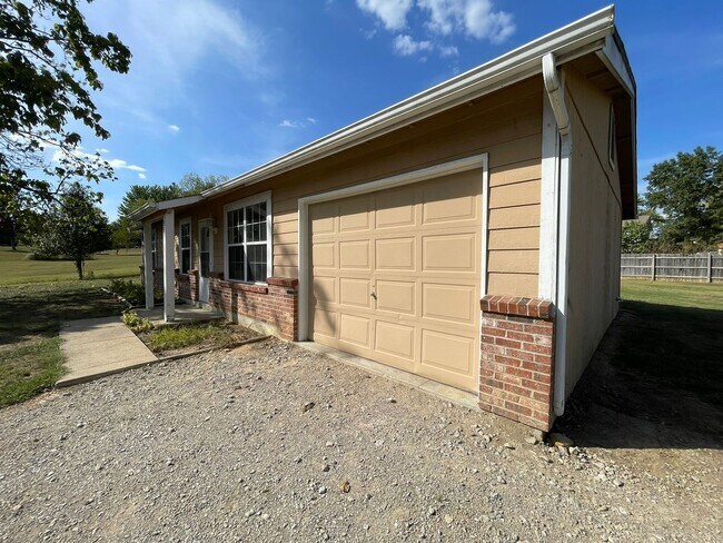 Building Photo - 3 Bed 2 Bath House For Rent in Winfield, MO