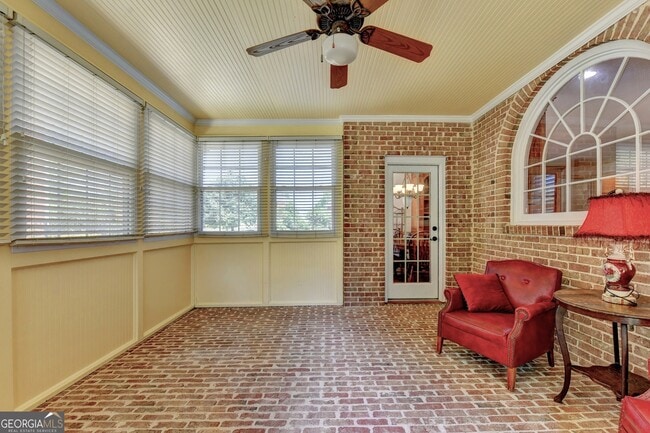 Building Photo - 8910 Pinehurst Cove