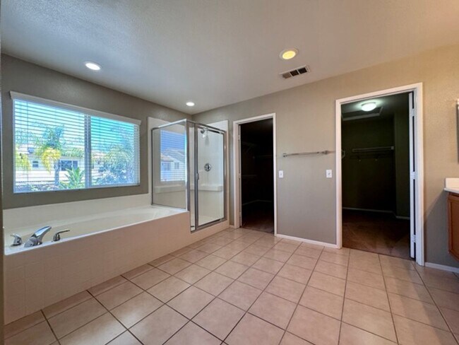 Building Photo - Beautiful Two Story 5 bedroom Home in the ...