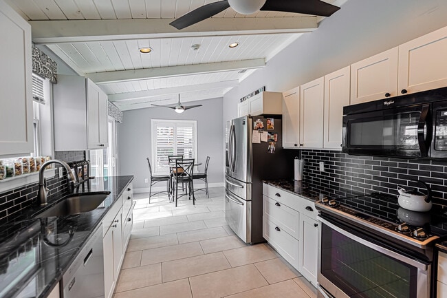 Building Photo - 1282 SW Bent Pine Cove