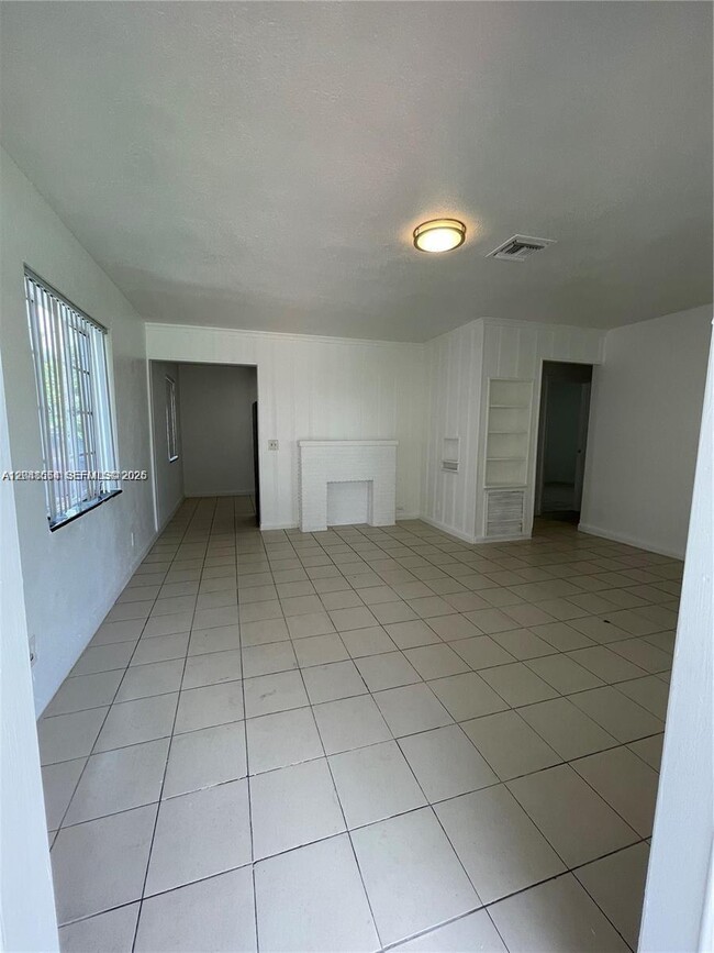 Building Photo - 2435 Plunkett St