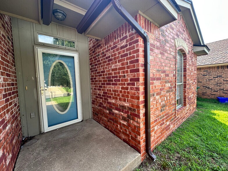 Building Photo - 2614 Silvertree Dr
