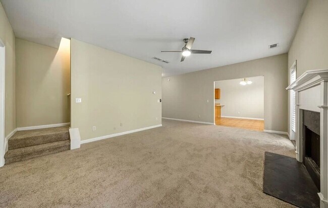 Building Photo - 4750 Ferncrest Pl