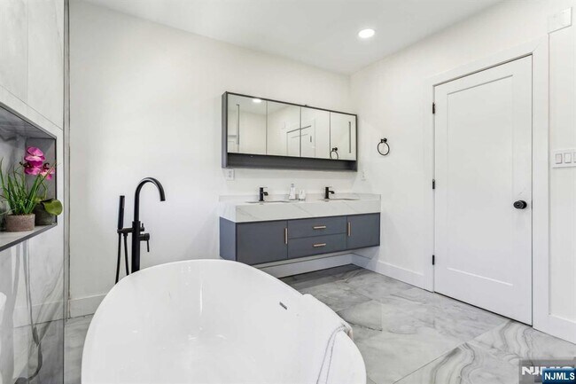 Building Photo - 648 East St