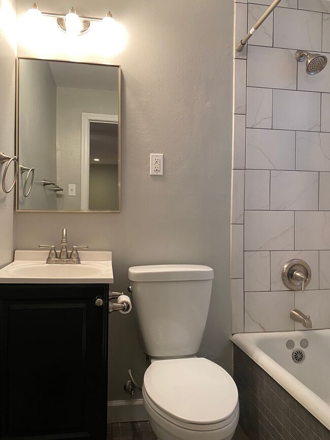 Building Photo - Renovated Home in the Grove for Rent!