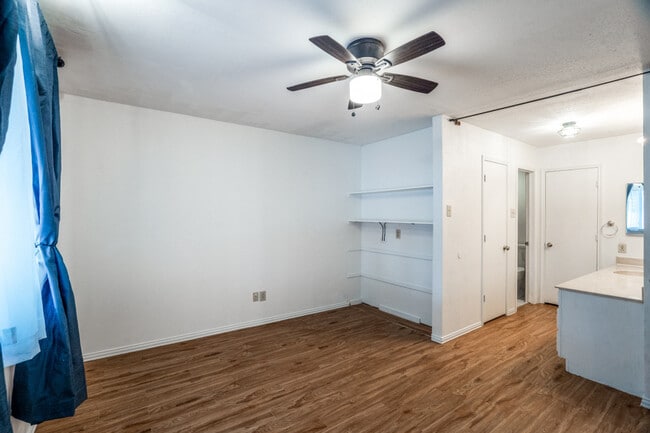 Building Photo - 511 Post Oak Ln