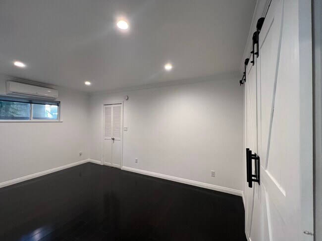 Building Photo - 6121 Glen Holly St