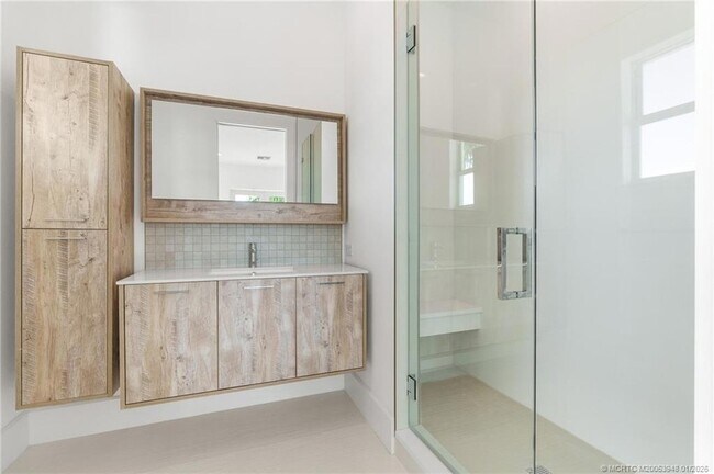 Building Photo - 55 SE Seminole St