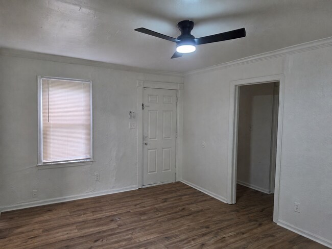 Building Photo - 314 W Marshall Dr