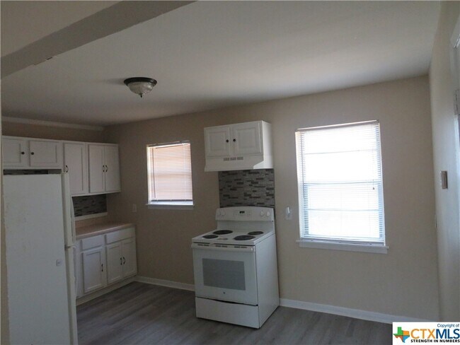 Building Photo - 104 Bybee Ct