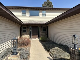 Building Photo - 1603 Pinewood Ln