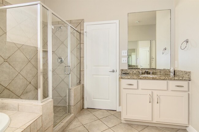 Building Photo - 5227 Lillian St