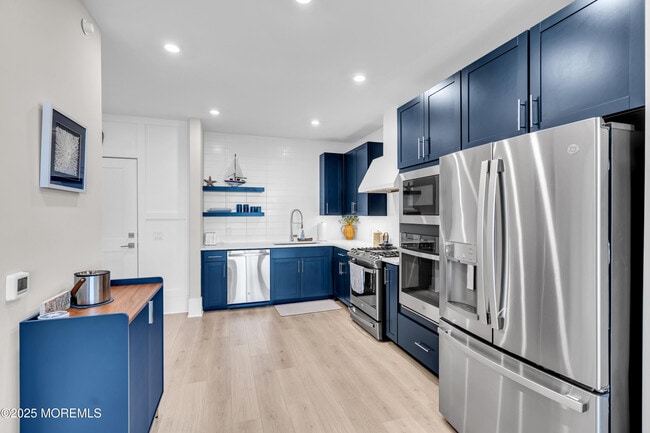 Building Photo - 218 3rd Ave