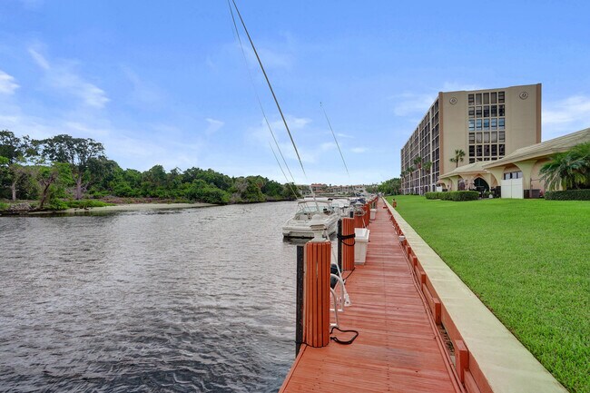 Building Photo - 1627 Riverview Rd