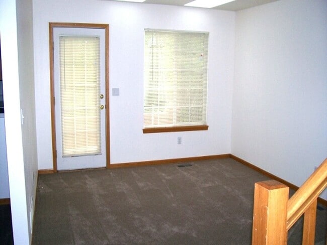 Building Photo - Spacious 3-Bedroom Townhome with Garage & Patio