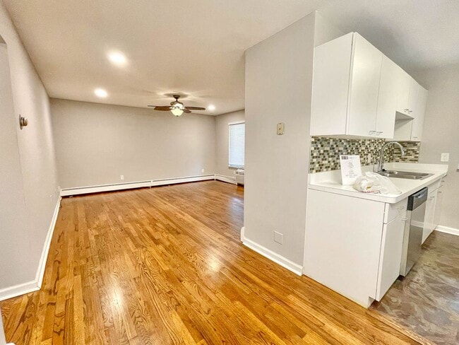 Building Photo - Birmingham Condo!