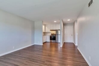 Building Photo - Remodeled 1 Bedroom Apartment!!! Walk to t...