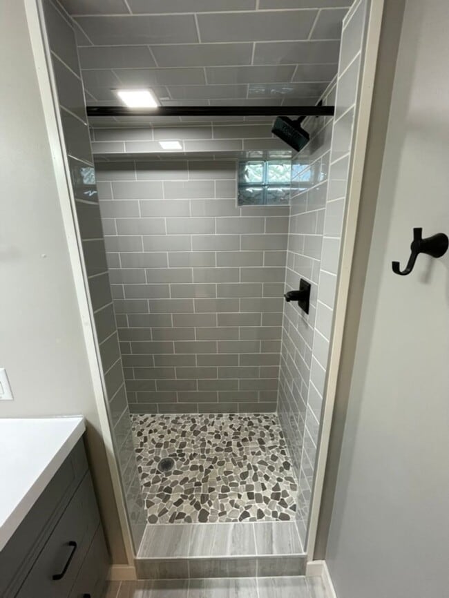 Building Photo - Updated, Modern, 4 Bed, 2 Bath, 3+Car Garage