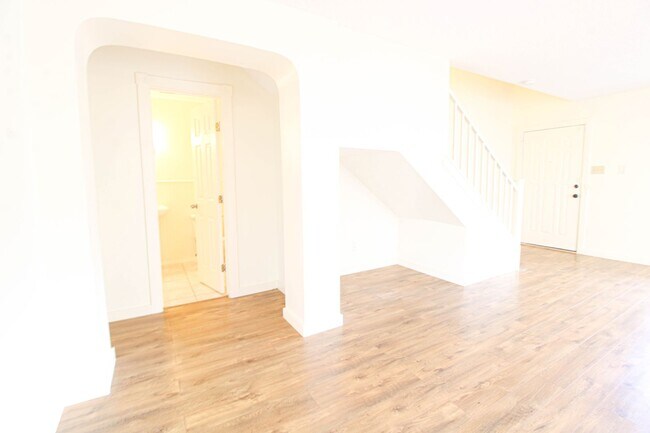 Building Photo - 8118 Chestnut Manor Dr