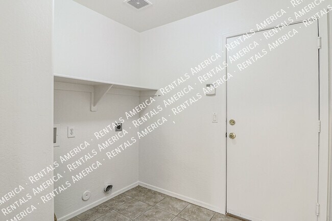 Building Photo - 12043 W Windrose Dr