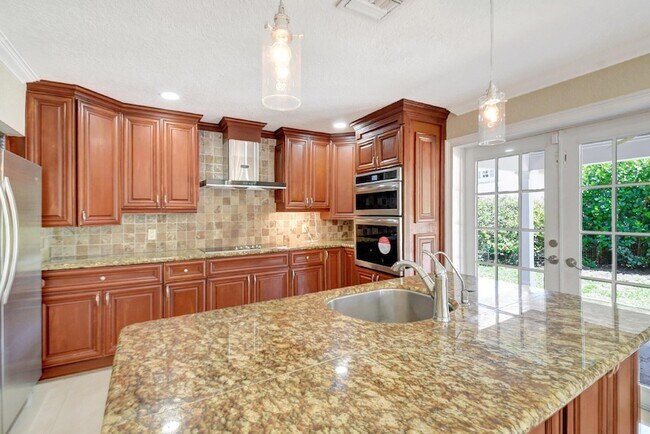 Building Photo - 4610 Pine Tree Dr