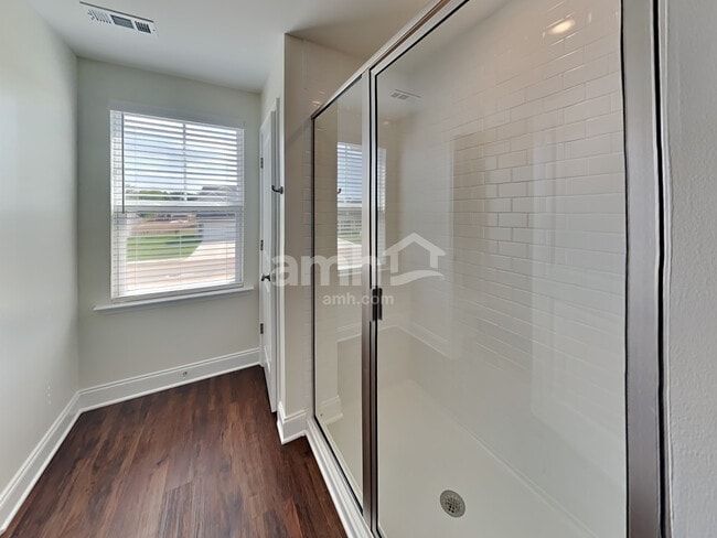 Building Photo - 5228 Valor Dr