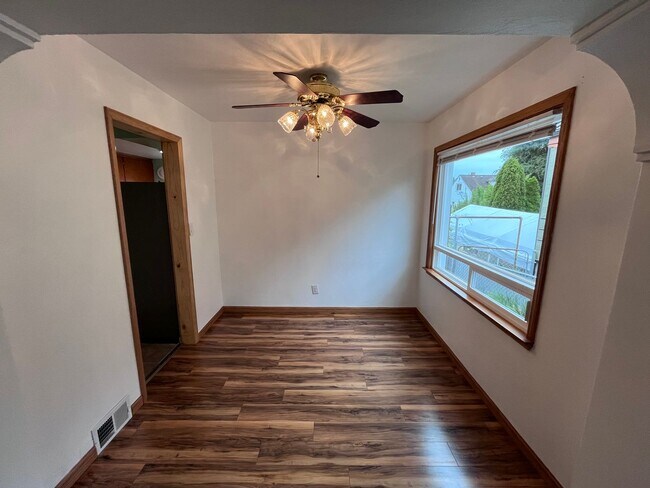 Building Photo - Charming Bremerton Home with Fenced Yard