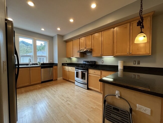 Building Photo - Modern Townhome Near OHSU with 3 Bedrooms Each with Private En-Suite Bath