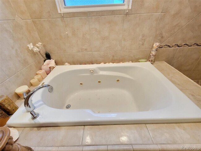 Building Photo - 18311 Norwich Rd