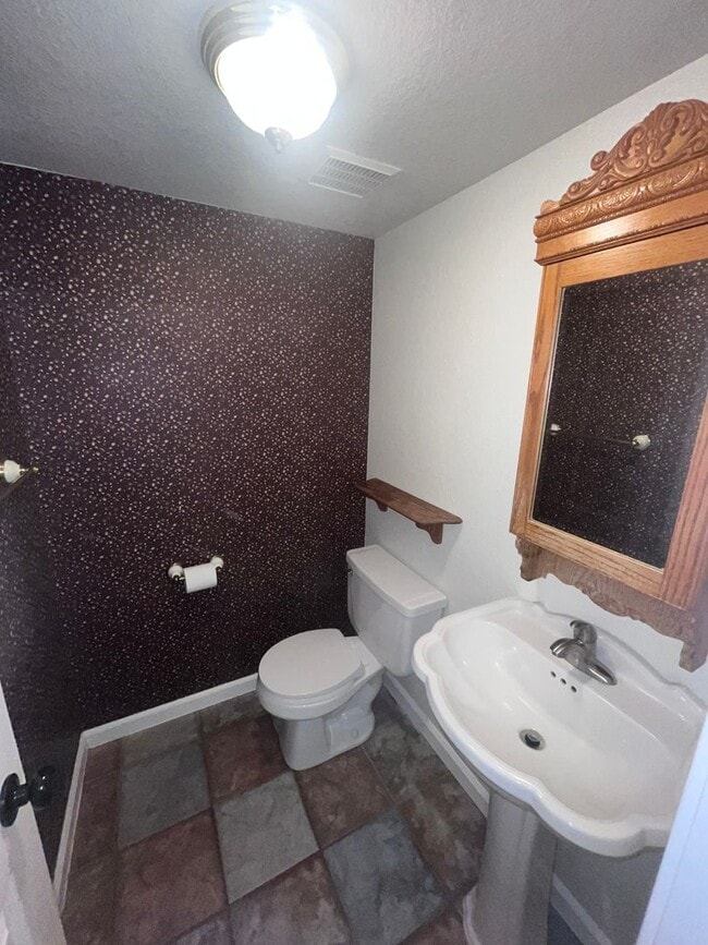 Building Photo - BEAUTIFUL UPDATED HOME IN WEST ROSEVILLE!!