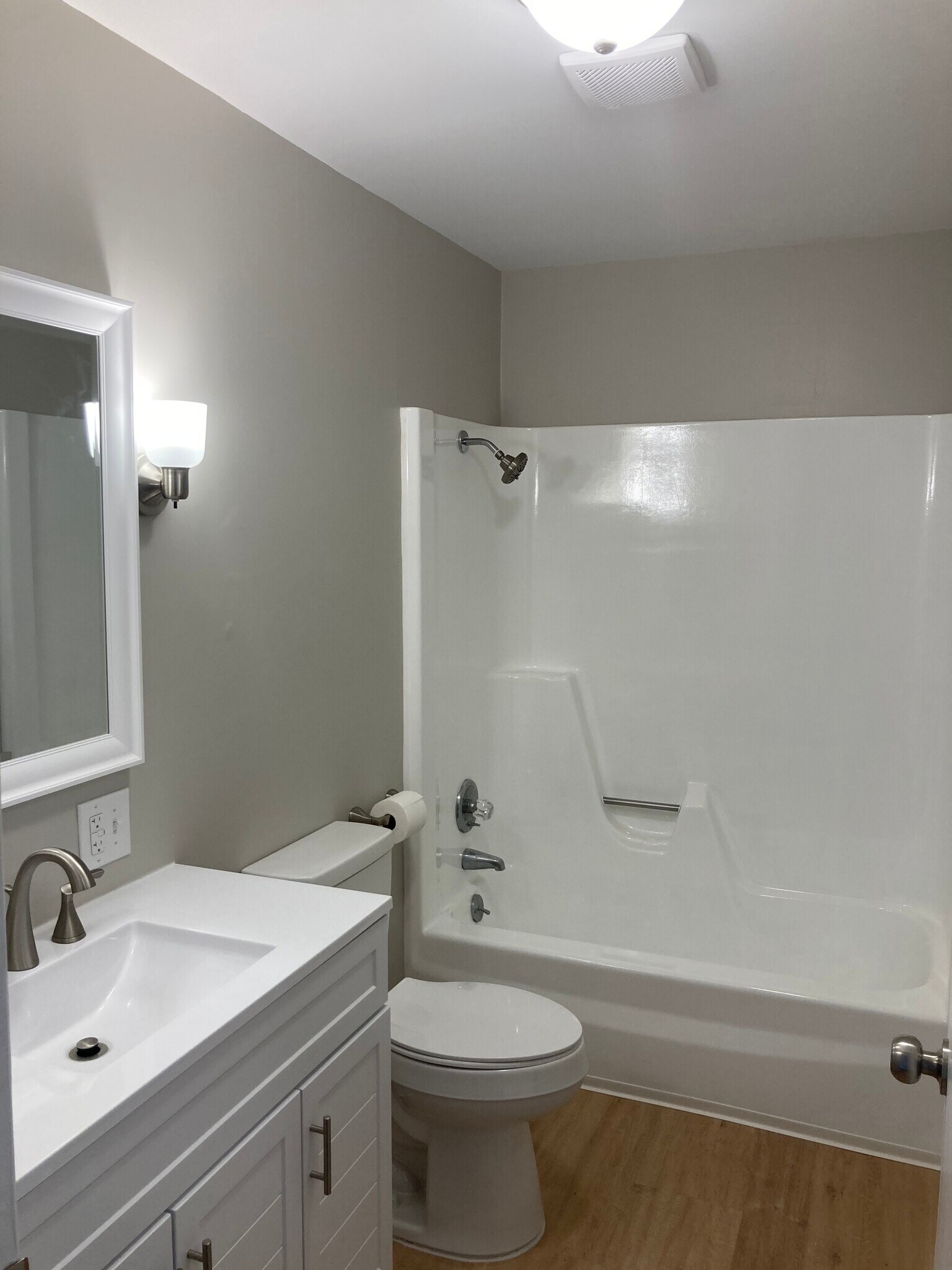 1st bathroom w/ tub - 1200 S Highland Ave