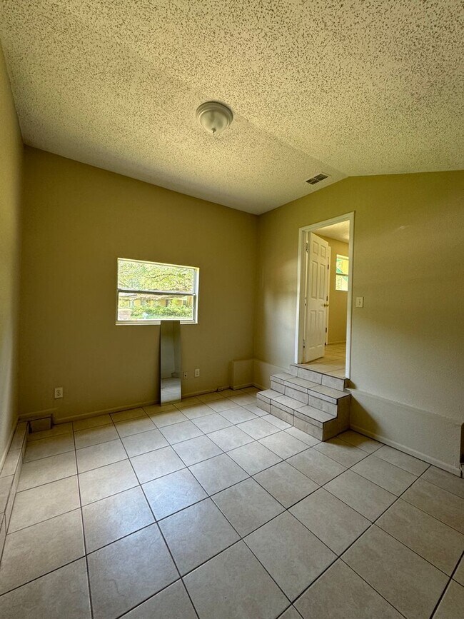 Building Photo - Charming 3 Bedroom Home for Rent in Jacksonville